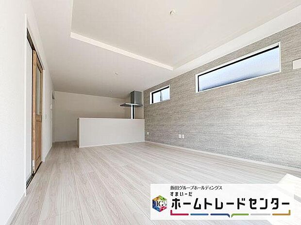 ◆リビングを温かく居心地の良い空間にしてくれる木目調の柔らかな風合い。休日はご家族みんなの癒しや憩いの場となってくれます♪