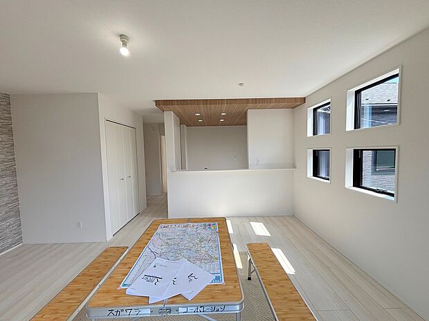 ◆南向きの大きな窓から明るい陽射しがたっぷり入ります。一日を通して陽射しをしっかり取り込んでくれる2面採光なので、夜まで照明いらずで過ごせます♪