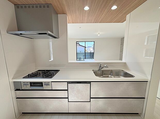 ◆人気の対面式キッチン。お食事の準備をしながらでもご家族とのコミュニケーションを楽しめます♪ぜひご見学の際にはキッチンに立ち、生活をイメージしてください。