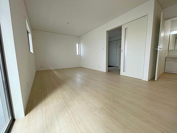 ◆リビングを温かく居心地の良い空間にしてくれる木目調の柔らかな風合い。休日はご家族みんなの癒しや憩いの場となってくれます♪