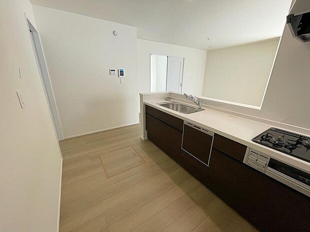 ◆南向きの大きな窓から明るい陽射しがたっぷり入ります。一日を通して陽射しをしっかり取り込んでくれる2面採光なので、夜まで照明いらずで過ごせます♪