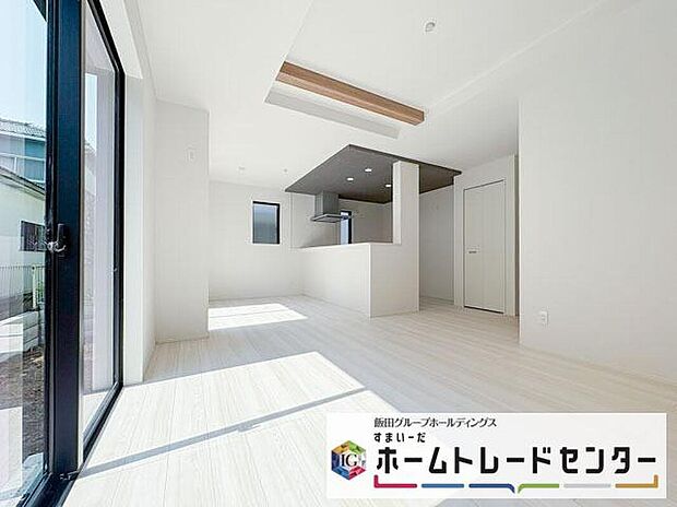 ◆リビングを温かく居心地の良い空間にしてくれる木目調の柔らかな風合い。休日はご家族みんなの癒しや憩いの場となってくれます♪