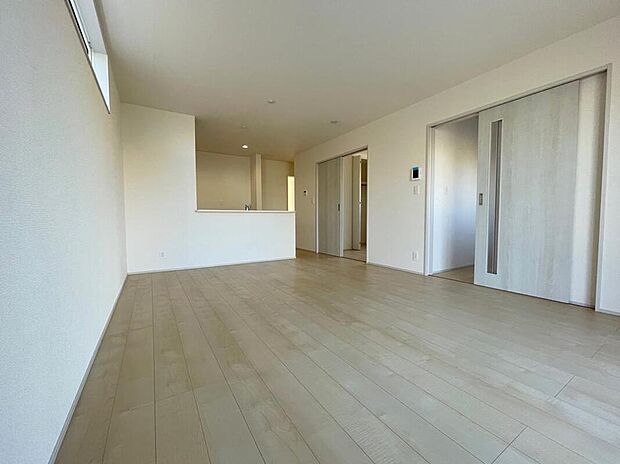 ◆リビングを温かく居心地の良い空間にしてくれる木目調の柔らかな風合い。休日はご家族みんなの癒しや憩いの場となってくれます♪