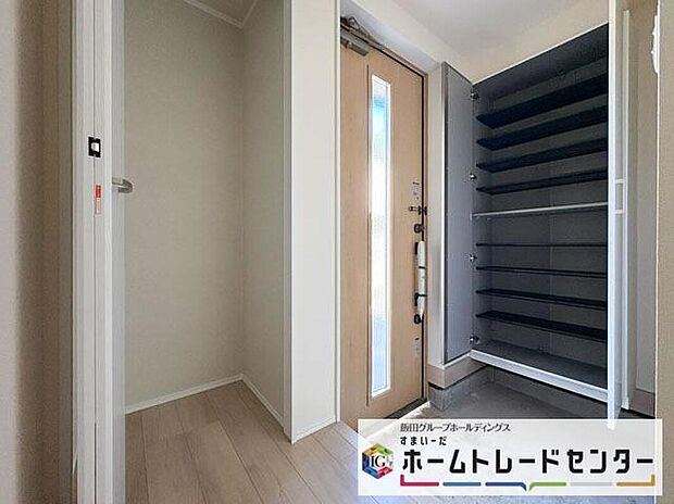 ◆お家で出会う人々を迎える玄関だからこそ、広々清潔感あふれる空間にしたいものです。採光・通風にも配慮された設計で毎日明るい空間をキープします♪