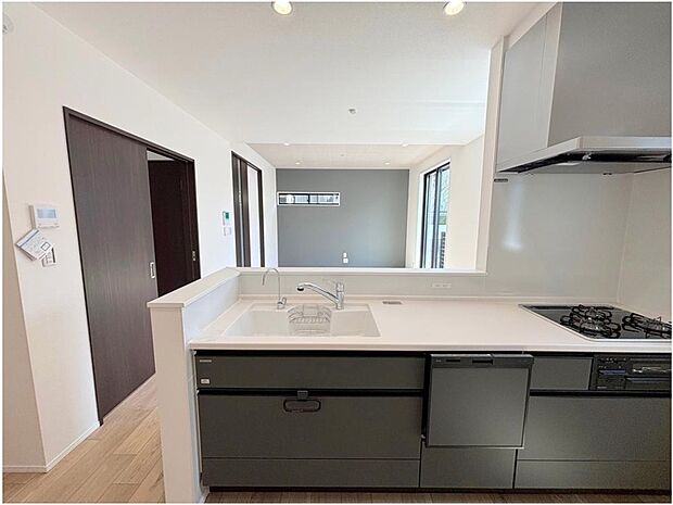 ◆小さなお子様の一人遊びやお昼寝をしている時も、お食事の準備をしながら見守りが出来る安心の対面式キッチンです♪