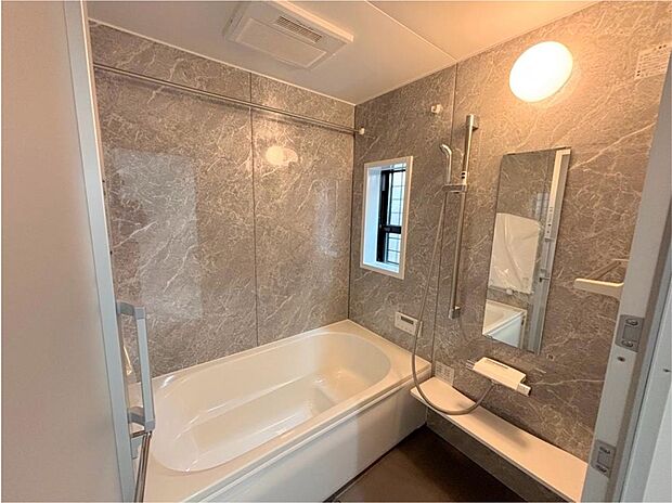 ◆毎日の疲れを癒す浴室は1坪タイプです。足を伸ばしてゆっくりとくつろげます。浴室暖房乾燥機も標準装備です♪