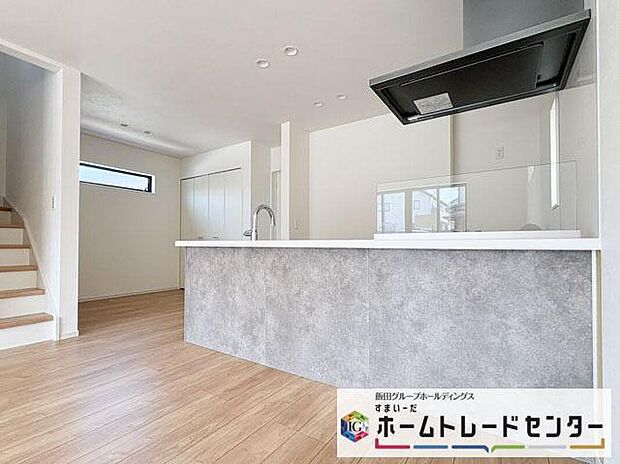 ◆人気の対面式キッチン。お食事の準備をしながらでもご家族とのコミュニケーションを楽しめます♪ぜひご見学の際にはキッチンに立ち、生活をイメージしてください。