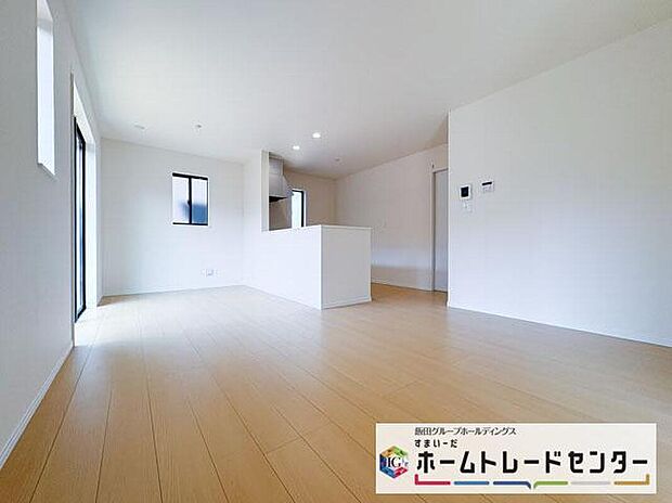 ◆リビングを温かく居心地の良い空間にしてくれる木目調の柔らかな風合い。休日はご家族みんなの癒しや憩いの場となってくれます♪