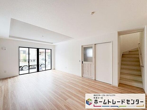◆南向きの大きな窓から明るい陽射しがたっぷり入ります。一日を通して陽射しをしっかり取り込んでくれる2面採光なので、夜まで照明いらずで過ごせます♪