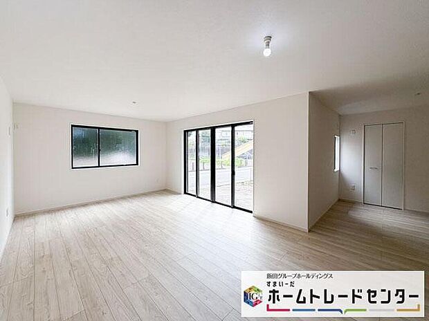 ◆リビングを温かく居心地の良い空間にしてくれる木目調の柔らかな風合い。休日はご家族みんなの癒しや憩いの場となってくれます♪