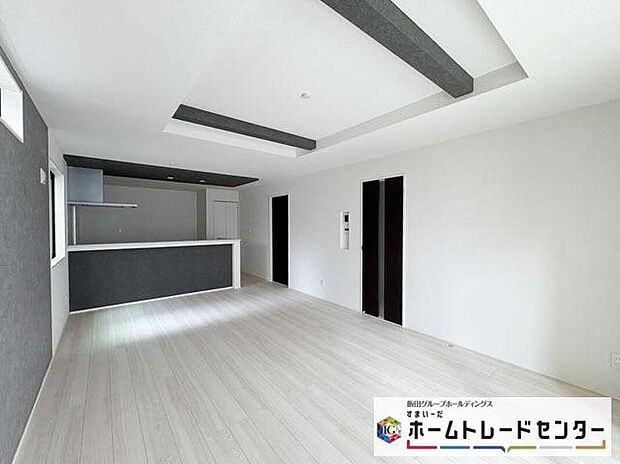 ◆リビングを温かく居心地の良い空間にしてくれる木目調の柔らかな風合い。休日はご家族みんなの癒しや憩いの場となってくれます♪