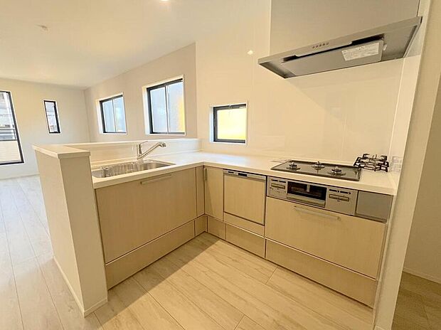 【キッチン】◆人気の対面式キッチン。お食事の準備をしながらでもご家族とのコミュニケーションを楽しめます♪ぜひご見学の際にはキッチンに立ち、生活をイメージしてください。