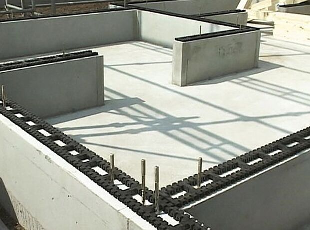 【防湿措置「基礎パッキン」】基礎と土台の間に基礎パッキン(20mm厚)を入れることにより分離させ、土台からの湿気を基礎へ浸透するのを防ぎます。また、床下換気が可能です。