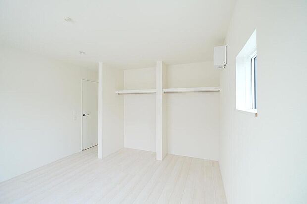 【リビング以外の居室】◆2階の各居室にはそれぞれ収納を完備！しっかりとした容量のスペースを確保しているので、お部屋は美しい空間を保てますね♪
