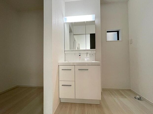 【洗面台・洗面所】◆洗面スペースはお掃除やメンテナンスが楽にできる様に設計されております。ドラム式の洗濯機を配置しても十分なスペースを確保した設計となっております。