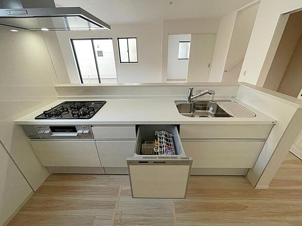 【キッチン】◆人気の対面式キッチン。お食事の準備をしながらでもご家族とのコミュニケーションを楽しめます♪ぜひご見学の際にはキッチンに立ち、生活をイメージしてください。