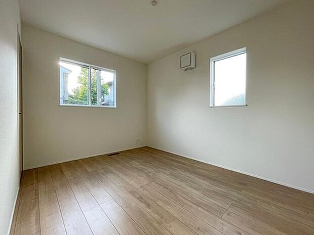 【リビング以外の居室】◆居室のサッシにはペアガラスを採用、高い断熱性による省エネと結露対策に有効です。室内を快適な空間に代えてくれます。現地の通風や採光も実際にご確認下さいませ。

