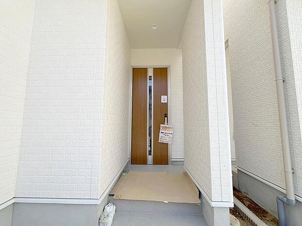 【玄関】◆TVモニター付きインターホンはカラーモニターで来訪者もひとめで分かります♪留守の間の来訪者が確認できる嬉しい録画機能付き!お子様が一人で留守番の間も安心です。