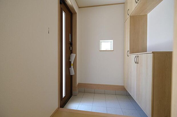 【玄関】◆お家で出会う人々を迎える玄関だからこそ、広々清潔感あふれる空間にしたいものです。採光・通風にも配慮された設計で毎日明るい空間をキープします♪