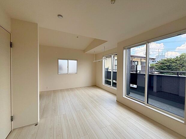 【リビング以外の居室】◆居室のサッシにはペアガラスを採用、高い断熱性による省エネと結露対策に有効です。室内を快適な空間に代えてくれます。現地の通風や採光も実際にご確認下さいませ。