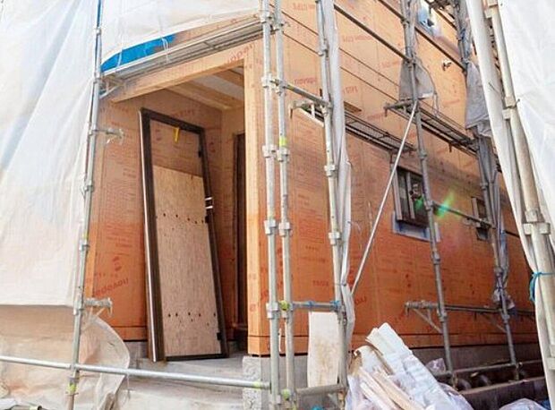 【地震や台風などの水平力に耐える「耐力壁」】構造用面材には国土交通大臣認定パーチクルボード9ｍｍ厚（大臣認定仕様 FRM-0177）を使用。一般的には2.5倍の壁倍率も、2.9倍に設定しています。