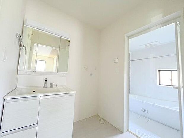 【洗面台・洗面所】◆洗面スペースはお掃除やメンテナンスが楽にできる様に設計されております。ドラム式の洗濯機を配置しても十分なスペースを確保した設計となっております。