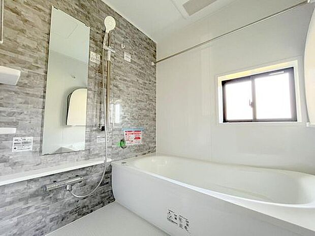 【浴室】◆毎日の疲れをいやす浴室は1坪タイプです。足を伸ばしてゆっくりとくつろげます。浴室暖房乾燥機も標準装備です♪