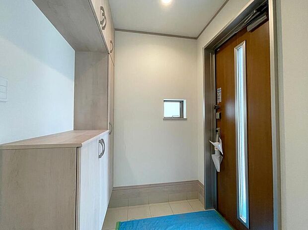 【玄関】◆お家で出会う人々を迎える玄関だからこそ、広々清潔感あふれる空間にしたいものです。採光・通風にも配慮された設計で毎日明るい空間をキープします♪