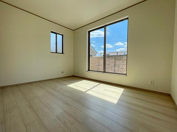 【リビング以外の居室】◆居室のサッシにはペアガラスを採用、高い断熱性による省エネと結露対策に有効です。室内を快適な空間に代えてくれます。現地の通風や採光も実際にご確認下さいませ。