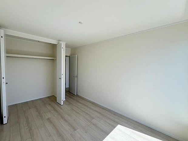 【リビング以外の居室】◆2階の各居室にはそれぞれ収納を完備!しっかりとした容量のスペースを確保しているので、お部屋は美しい空間を保てますね♪