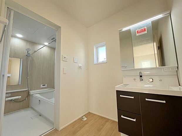 【洗面台・洗面所】◆洗面スペースはお掃除やメンテナンスが楽にできる様に設計されております。ドラム式の洗濯機を配置しても十分なスペースを確保した設計となっております。