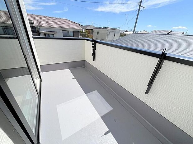 【バルコニー】◆南向きのバルコニーの前には雲以外に太陽を遮るものがありません。お洗濯物も乾きやすく、何より明るく気持ちのいい光が入ってきます。