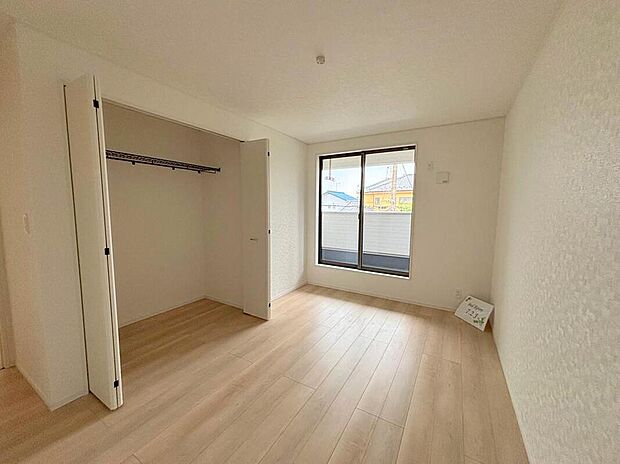 【リビング以外の居室】◆2階の各居室にはそれぞれ収納を完備！しっかりとした容量のスペースを確保しているので、お部屋は美しい空間を保てますね♪