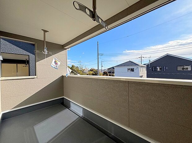 【バルコニー】◆南向きのバルコニーの前には雲以外に太陽を遮るものがありません。お洗濯物も乾きやすく、何より明るく気持ちのいい光が入ってきます。