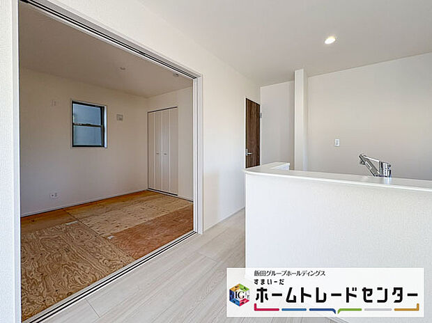 【リビングルーム】◆LDKはご家族みんなが揃う大切な空間です♪テーブルやソファ、カーテン選び、レイアウトを考えるのも楽しいですね♪笑顔溢れる楽しい暮らしをイメージしながらご見学ください♪