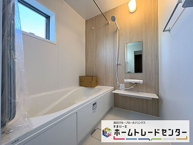 【バスルーム】◆毎日の疲れをいやす浴室は1坪タイプです。足を伸ばしてゆっくりとくつろげます。浴室暖房乾燥機も標準装備です♪