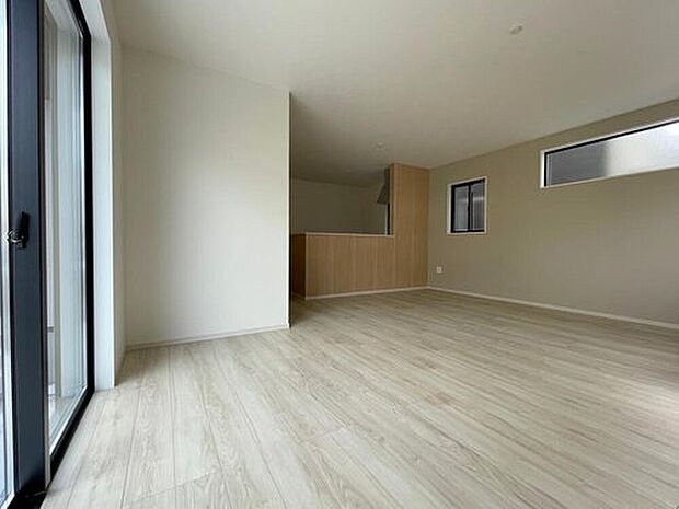 【リビングルーム】◆大きな窓は遮音性に優れたペアガラスの窓となっています。リビングでたくさんはしゃいで遊んでも、お子様の声を気にしなくて大丈夫です♪