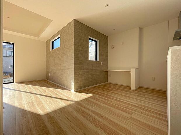 【リビング】◆大きな窓は遮音性に優れたペアガラスの窓となっています。リビングでたくさんはしゃいで遊んでも、お子様の声を気にしなくて大丈夫です♪