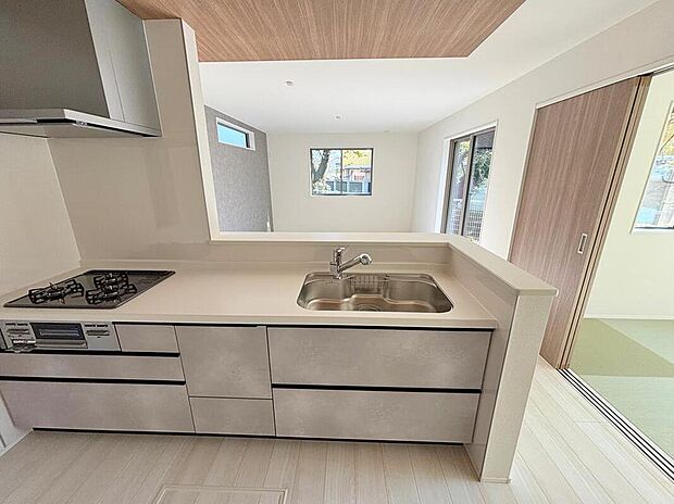 【キッチン】◆人気の対面式キッチン。お食事の準備をしながらでもご家族とのコミュニケーションを楽しめます♪ぜひご見学の際にはキッチンに立ち、生活をイメージしてください。