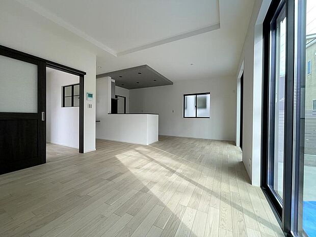 【リビング】◆リビングを温かく居心地の良い空間にしてくれる木目調の柔らかな風合い。休日はご家族みんなの癒しや憩いの場となってくれます♪