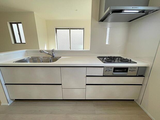 【キッチン】◆人気の対面式キッチン。お食事の準備をしながらでもご家族とのコミュニケーションを楽しめます♪ぜひご見学の際にはキッチンに立ち、生活をイメージしてください。