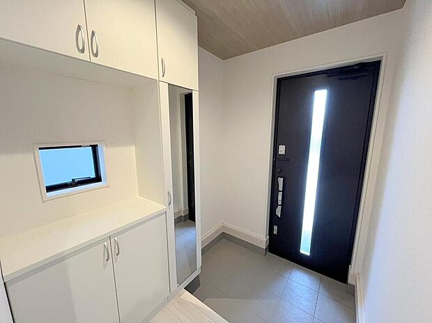 【 玄関】◆お家で出会う人々を迎える玄関だからこそ、広々清潔感あふれる空間にしたいものです。採光・通風にも配慮された設計で毎日明るい空間をキープします♪