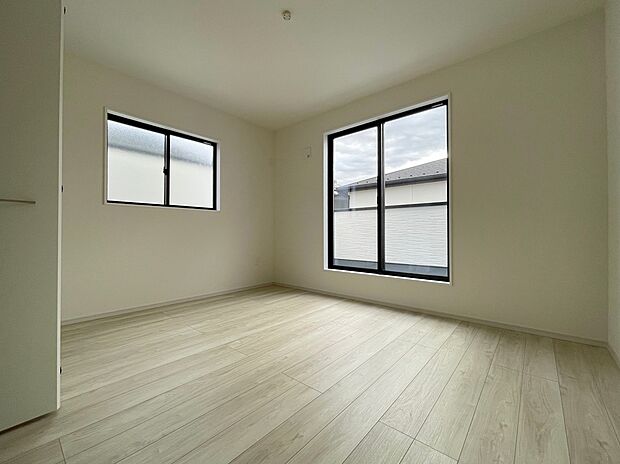 【ベッドルーム】◆居室のサッシにはペアガラスを採用、高い断熱性による省エネと結露対策に有効です。室内を快適な空間に代えてくれます。現地の通風や採光も実際にご確認下さいませ。