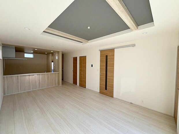 【リビング】◆リビングを温かく居心地の良い空間にしてくれる木目調の柔らかな風合い。休日はご家族みんなの癒しや憩いの場となってくれます♪