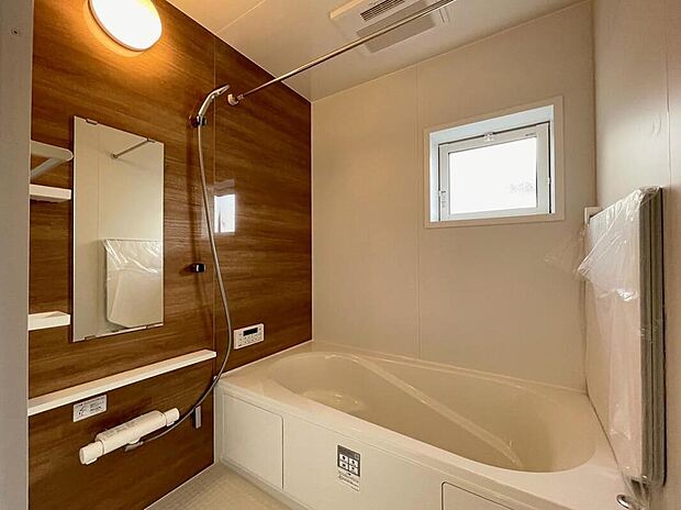 【浴室】◆毎日の疲れをいやす浴室は1坪タイプです。足を伸ばしてゆっくりとくつろげます。浴室暖房乾燥機も標準装備です♪