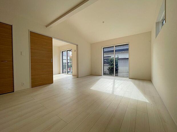 【リビング】◆リビングを温かく居心地の良い空間にしてくれる木目調の柔らかな風合い。休日はご家族みんなの癒しや憩いの場となってくれます♪