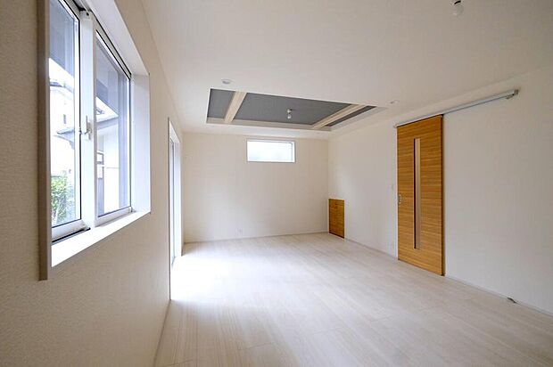 【リビング】◆南向きの大きな窓から明るい陽射しがたっぷり入ります。一日を通して陽射しをしっかり取り込んでくれる2面採光なので、夜まで照明いらずで過ごせます♪