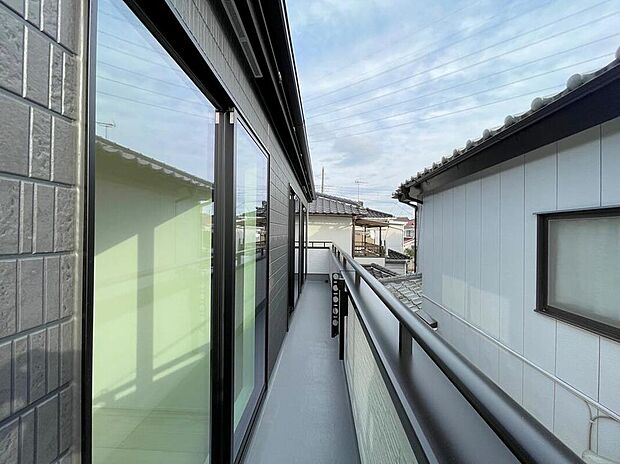 【バルコニー】◆南向きのバルコニーの前には雲以外に太陽を遮るものがありません。お洗濯物も乾きやすく、何より明るく気持ちのいい光が入ってきます。