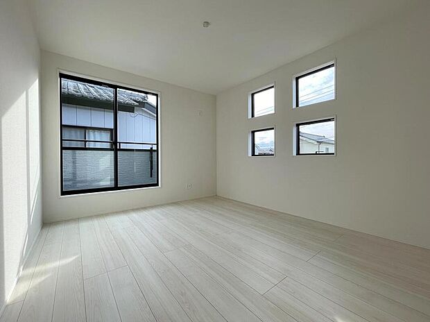 【リビング以外の居室】◆居室のサッシにはペアガラスを採用、高い断熱性による省エネと結露対策に有効です。室内を快適な空間に代えてくれます。現地の通風や採光も実際にご確認下さいませ