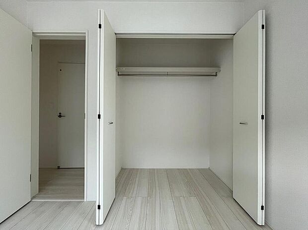 【リビング以外の居室】◆2階の各居室にはそれぞれ収納を完備！しっかりとした容量のスペースを確保しているので、お部屋は美しい空間を保てますね♪